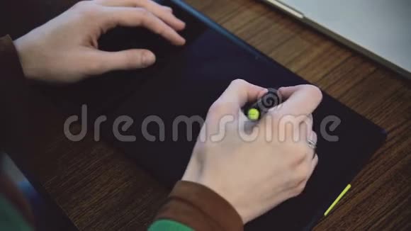 女人的手在制作平板电脑视频的预览图