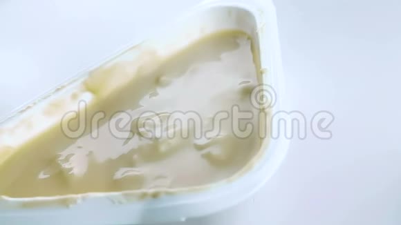 用汤匙在白色酸奶上慢动作地加入健康谷物和巧克力健康食品的概念视频的预览图