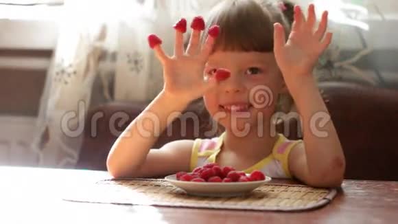 女孩用手指吃树莓视频的预览图