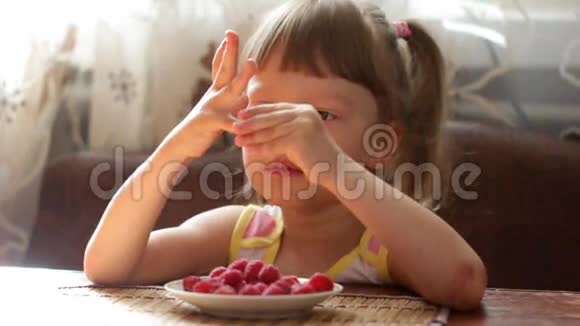 女孩用手指吃树莓视频的预览图