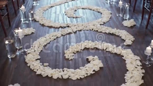 婚礼上的白色玫瑰花瓣视频的预览图
