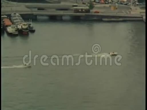 两艘摩托艇在水中竞速视频的预览图