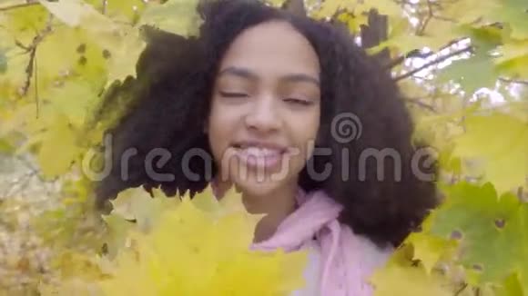 美丽的黑人少女与黄色枫香的肖像视频的预览图