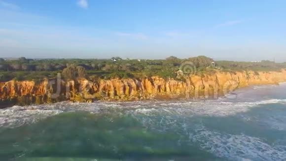 带波浪的悬崖和大海的空中景色视频的预览图