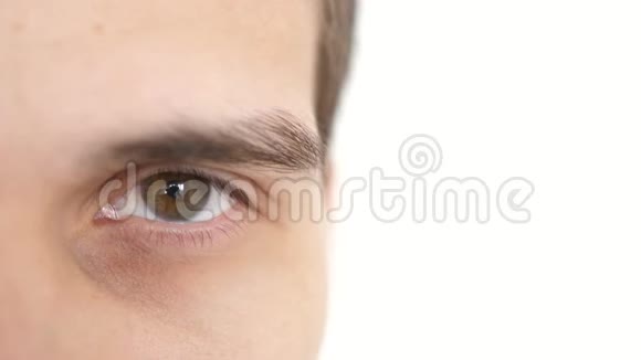 闭上一只雄性的眼睛一个看相机的人棕色眼睛的细节3840x21604k视频的预览图