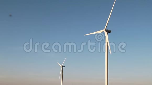风力涡轮机在日落天空背景下能源发电机自然友好视频的预览图