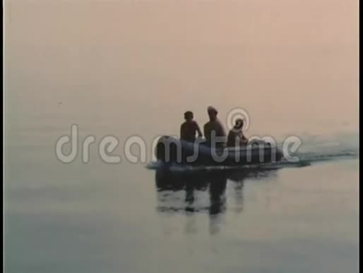 四名士兵在充气筏上渡海视频的预览图