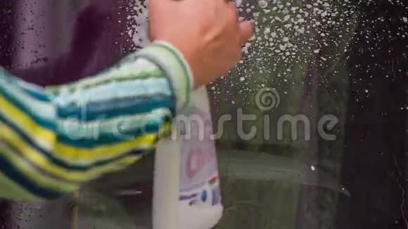女人用海绵和洗涤剂洗窗户视频的预览图