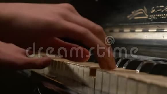 弹钢琴特写的年轻女子钢琴手钢琴演奏乐器细节与演奏者手特写视频的预览图