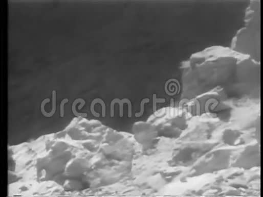 摩洛哥男孩在山上奔跑警告士兵视频的预览图