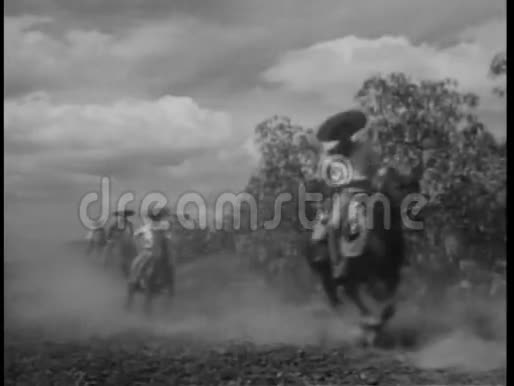 骑着马在土路上驰骋视频的预览图