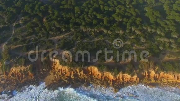 带波浪的悬崖和大海的空中景色视频的预览图