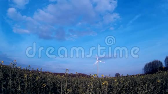 有蓝天和日出的风力发电机视频的预览图