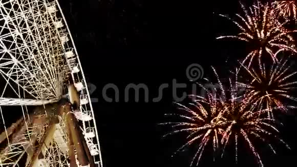明亮的摩天轮在夜晚与伟大的烟花背景视频的预览图