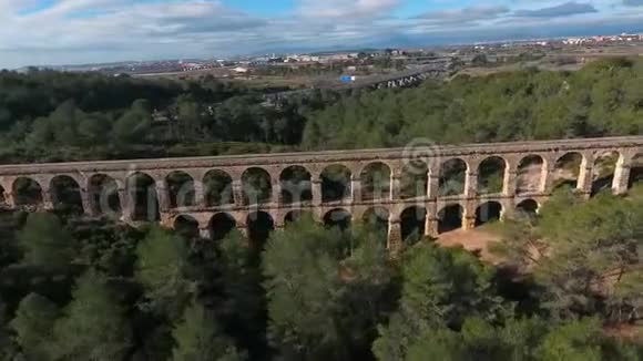 古罗马渡槽鸟瞰图西班牙塔拉戈纳视频的预览图