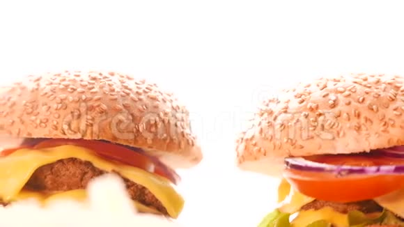 一个汉堡里面有洋葱西红柿和沙拉视频的预览图