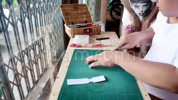 泰国人手工制作皮革钥匙圈产品视频的预览图