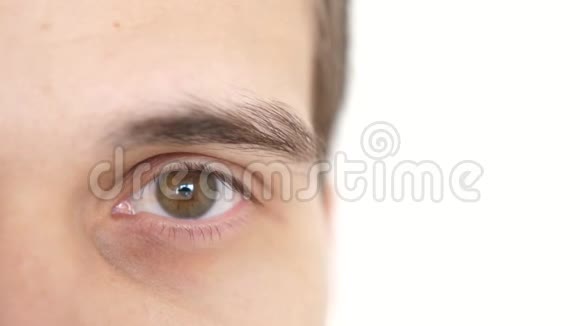 闭上一只雄性的眼睛一个看相机的人棕色眼睛的细节3840x2160视频的预览图