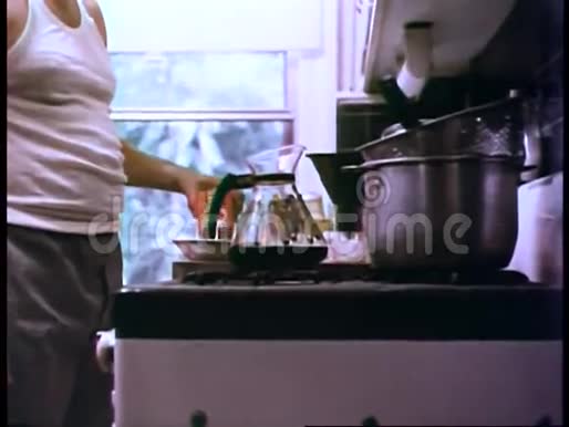 把牛奶倒进厨房的碗里视频的预览图