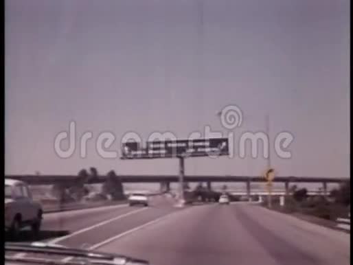 从圣莫尼卡高速公路上的汽车上看到视频的预览图