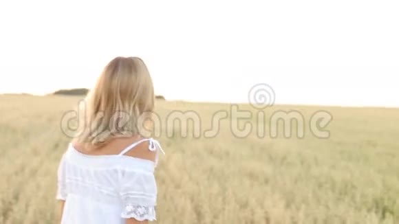 优雅乡村女性美丽服饰步行场视频的预览图