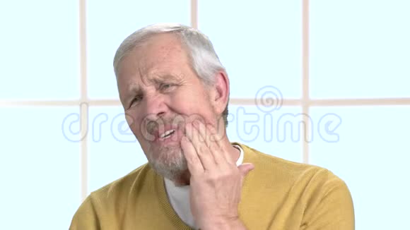 不快乐的老人患牙痛视频的预览图