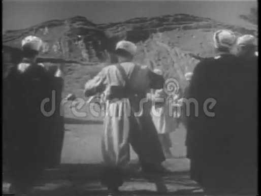 摩洛哥士兵围成一圈跳舞视频的预览图