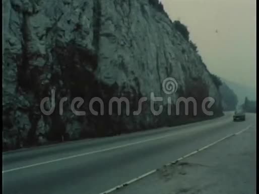 汽车通过隧道驶下山路视频的预览图
