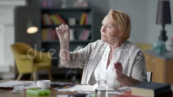 老年妇女感觉不好吃药感觉好多了视频的预览图