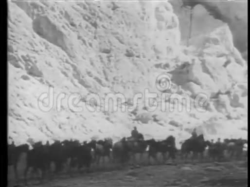 士兵们带领马匹穿过群山视频的预览图
