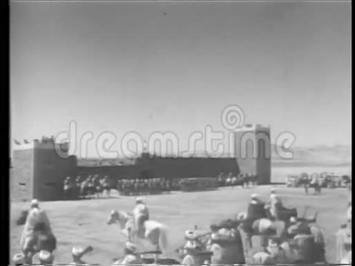 摩洛哥人聚集在要塞前视频的预览图