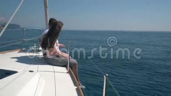 一对情侣坐在游艇上视频的预览图