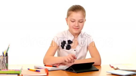 学校女生坐着思考着写作业视频的预览图