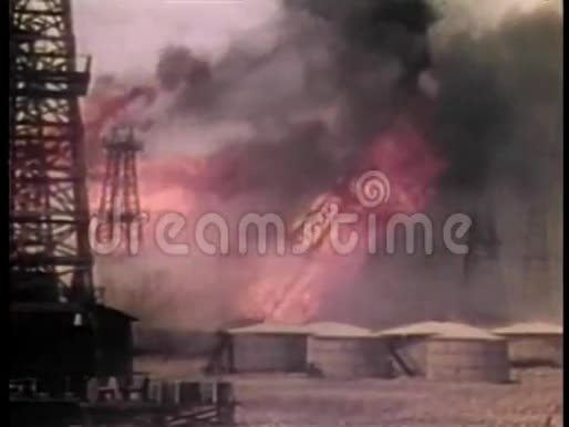 从燃烧的蒸馏塔中喷出的浓烟视频的预览图
