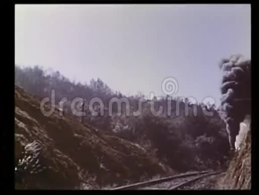 机车穿越山脉视频的预览图