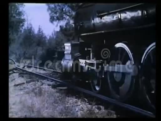 机车车轮沿着铁路轨道行驶视频的预览图