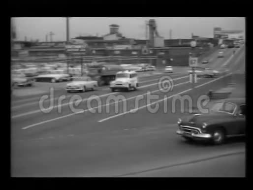 上世纪50年代到达银行的水上马车视频的预览图