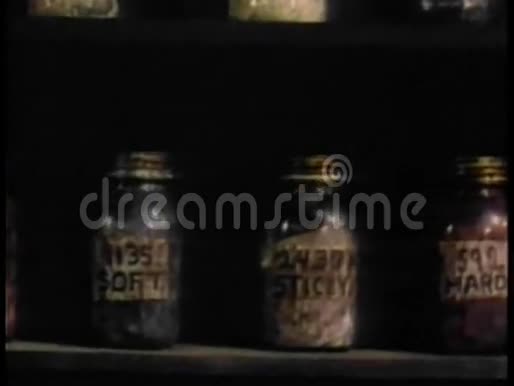 装有不同类型油的罐子的特写架子视频的预览图