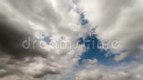 风暴云快速移动的时间推移视频的预览图