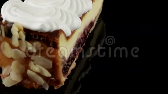 加鲜奶油的芝士蛋糕片视频的预览图