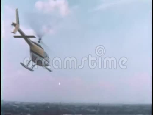 直升机飞越城市后景视频的预览图
