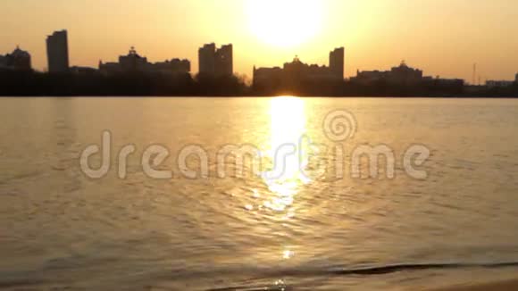 在日落时做手工海的背景视频的预览图