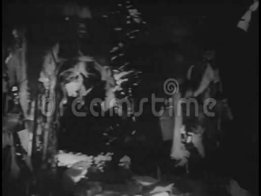土著战士掉进丛林陷阱视频的预览图