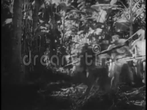 土著战士在丛林中奔跑在香蕉叶上绊倒视频的预览图