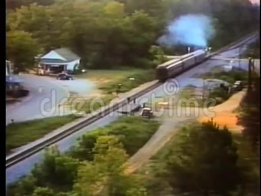 穿越乡村的火车后景视频的预览图