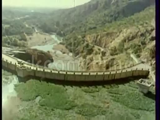 跨山桥的鸟瞰图视频的预览图