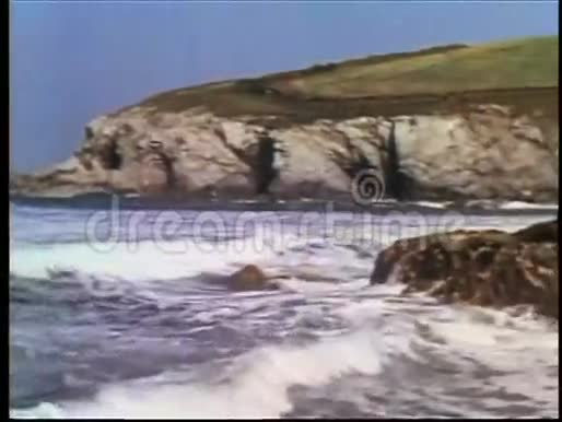 汹涌的海浪拍打着海岸视频的预览图