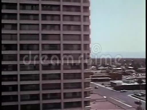 上世纪70年代拉斯维加斯停车场的鸟瞰图视频的预览图