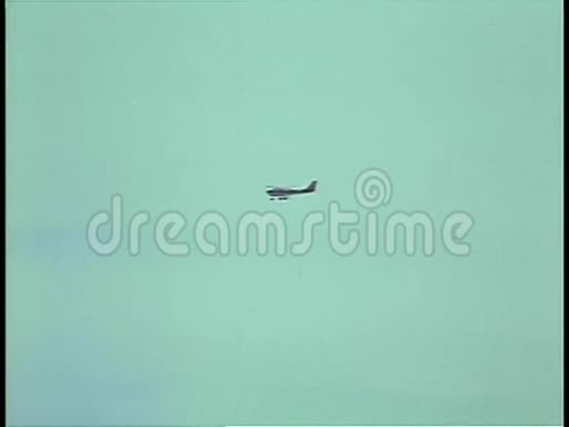 一架小型飞机在飞行中的长镜头视频的预览图