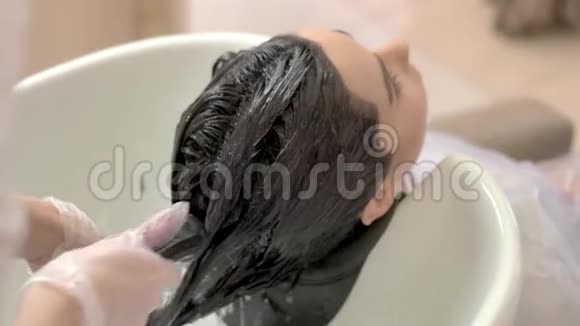 女人被洗了头视频的预览图